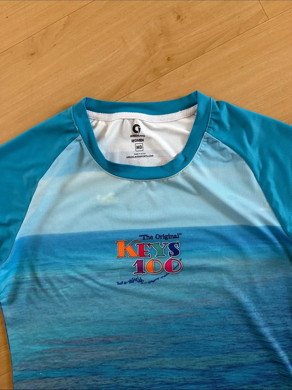 KEYS 100 2026 WOMENS SHORT SLEEVE PERFORMANCE TEE SHIRT OCEAN PATTERN MEDIUM NEW